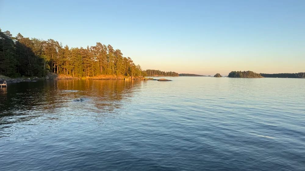 Ruhiges Wasser in den Schären